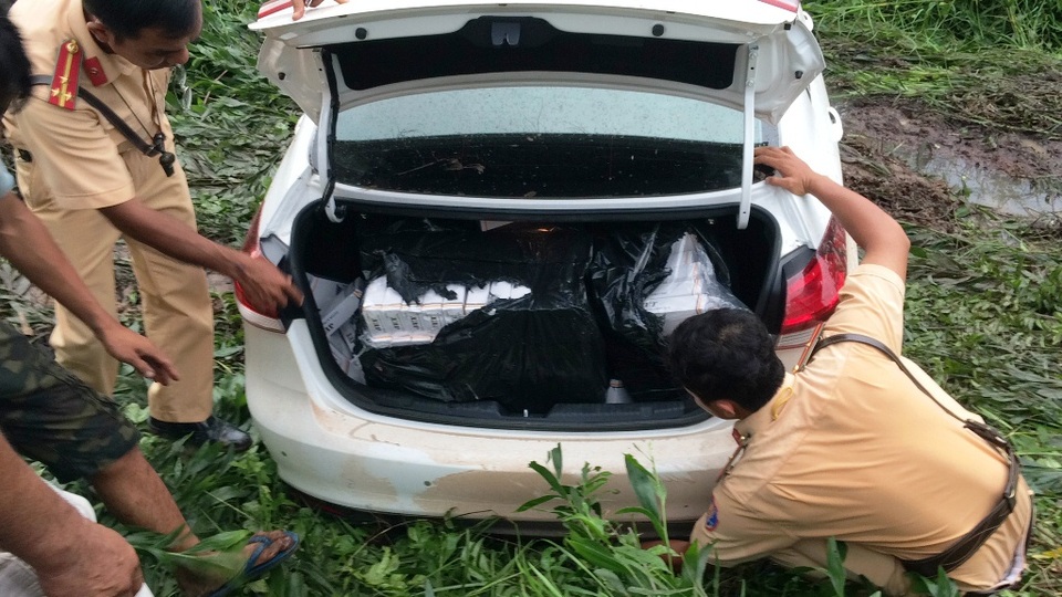 Các đối tượng cất giữ thuốc lá lậu trong xe ô tô để vận chuyển sâu vào nội địa bị công an bắt giữ