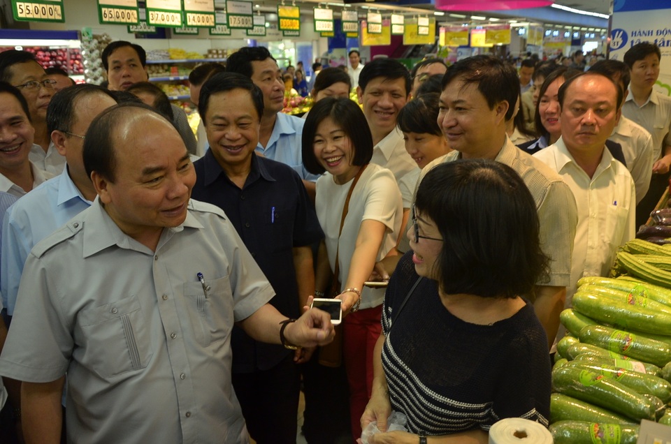 Thủ tướng hỏi thăm một người mua hàng trong siêu thị