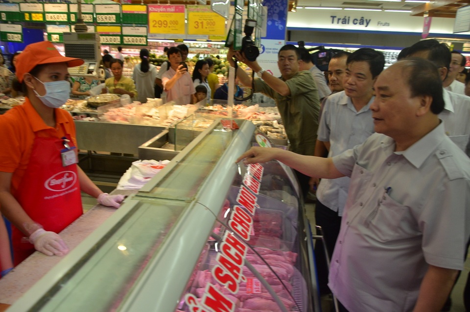Thủ tướng kiểm tra chất lượng hàng hóa trong siêu thị