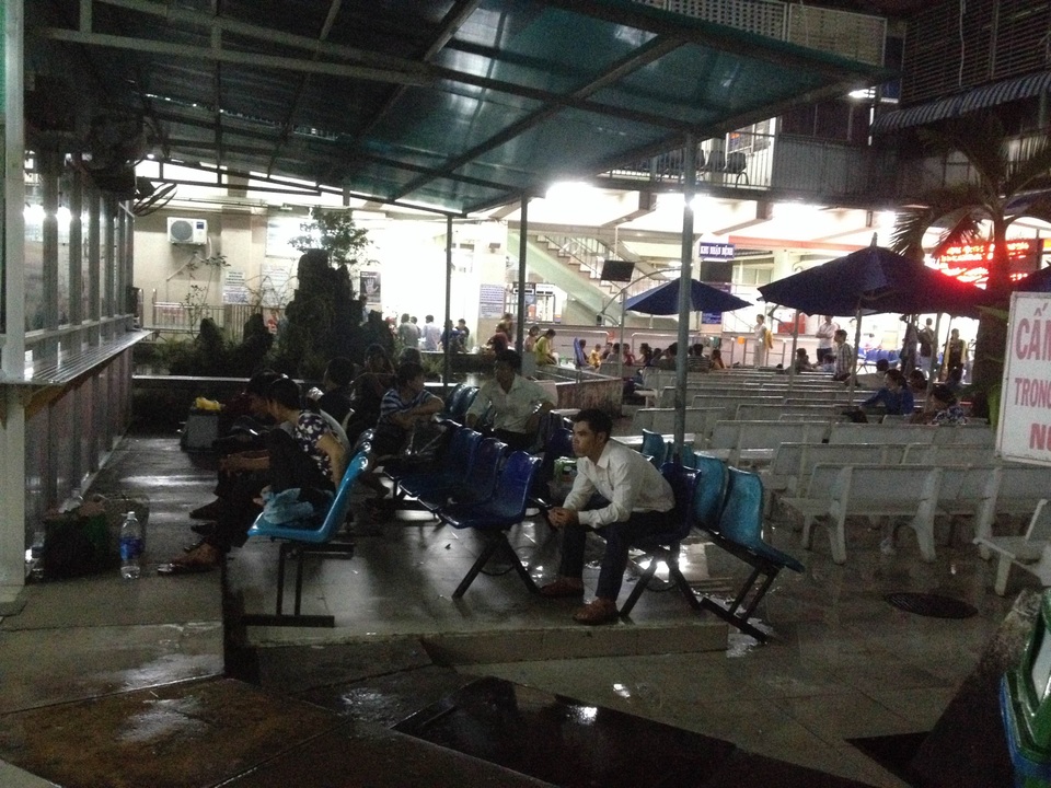 Không ít trường hợp đối tượng xấu giả dạng người đi nuôi bệnh để mời nạn nhân đồ ăn, thức uống có pha sẵn thuốc mê để khi nạn nhân mê man thì ra tay trộm tài sản