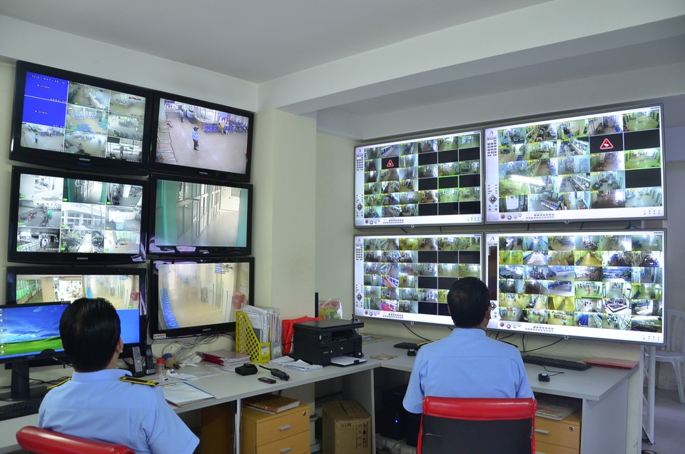 Lực lượng bảo vệ Bệnh viện Chợ Rẫy giám sát qua camera