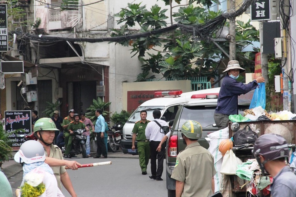 Lực lượng chức năng có mặt khám nghiệm hiện trường