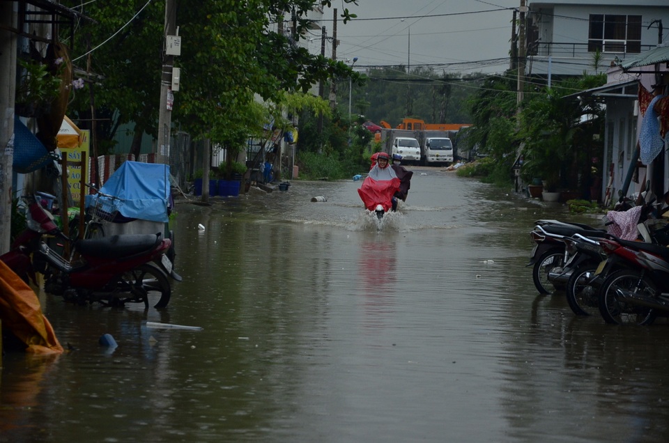 Triều cường kết hợp với mưa khiến nhiều tuyến đường ở TPHCM bị ngập nặng