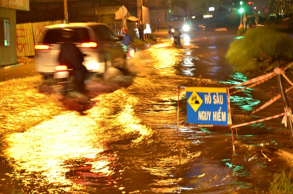 Cảnh báo hố sâu nguy hiểm trên đường Lương Định Của