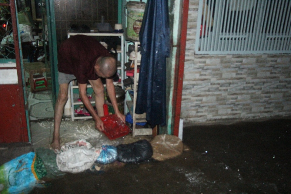 
Dân đắp đê ngăn nước vào nhà.
