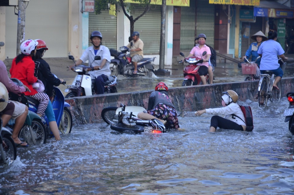 
Người Sài Gòn khốn đốn vì mưa ngập.

