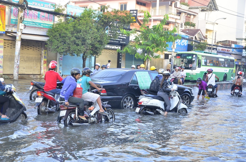 Hàng loạt xe chết máy trên đường