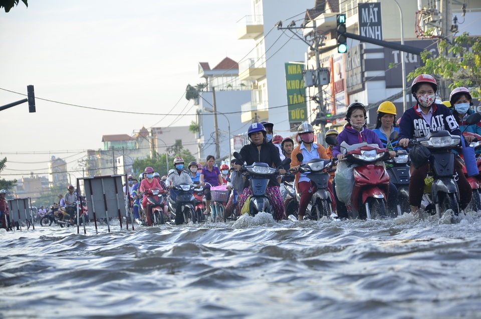 
Nhiều điểm ngập hơn nửa bánh xe máy
