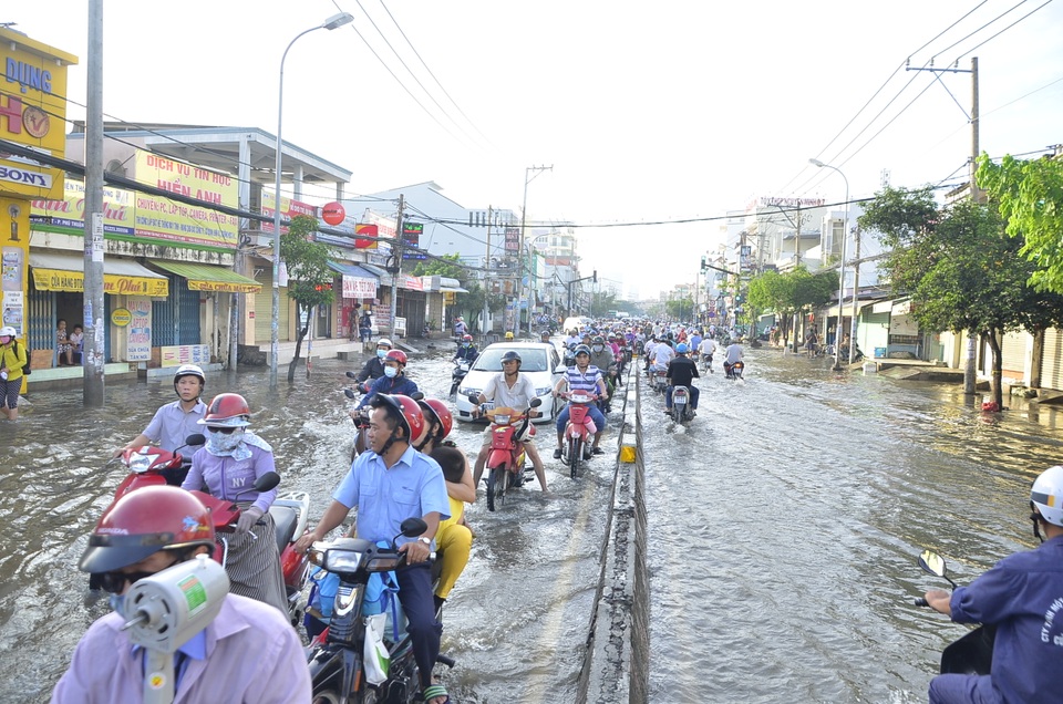 Triều cường gây ngập nặng trên đường Huỳnh Tấn Phát, quận 7 sáng 17/10
