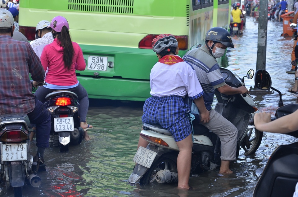 
Do đường ngập vào giờ cao điểm khiến người dân đi làm, trẻ em đi học rất vất vả.
