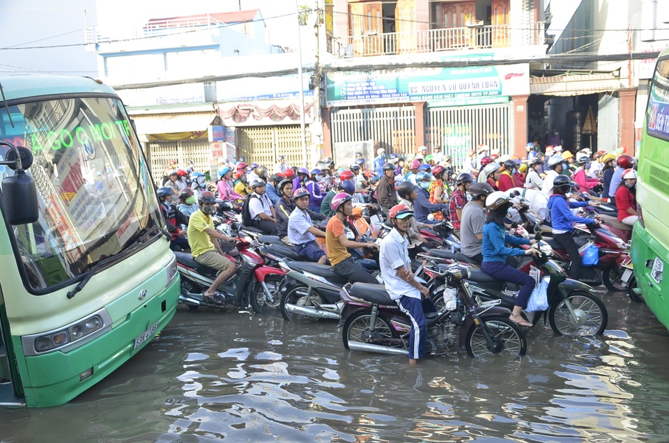 
Nhiều người phải ngâm mình giữa dòng nước thối và không thể nhúc nhích.
