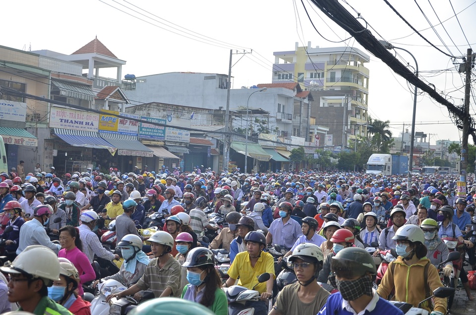 
Đến khoảng 7h sáng, giao thông bắt đầu tê liệt.
