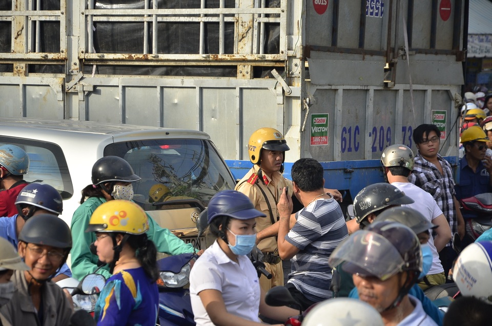 
Sau gần 2 tiếng xảy ra kẹt xe mới thấy bóng dáng của CSGT. Đến 8h30, tình trạng ách tắc vẫn chưa được giải tỏa.
