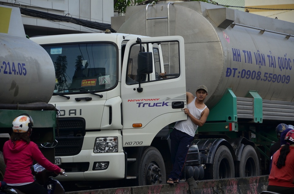 Một tài xế xuống xe quan sát tình hình kẹt xe phía trước