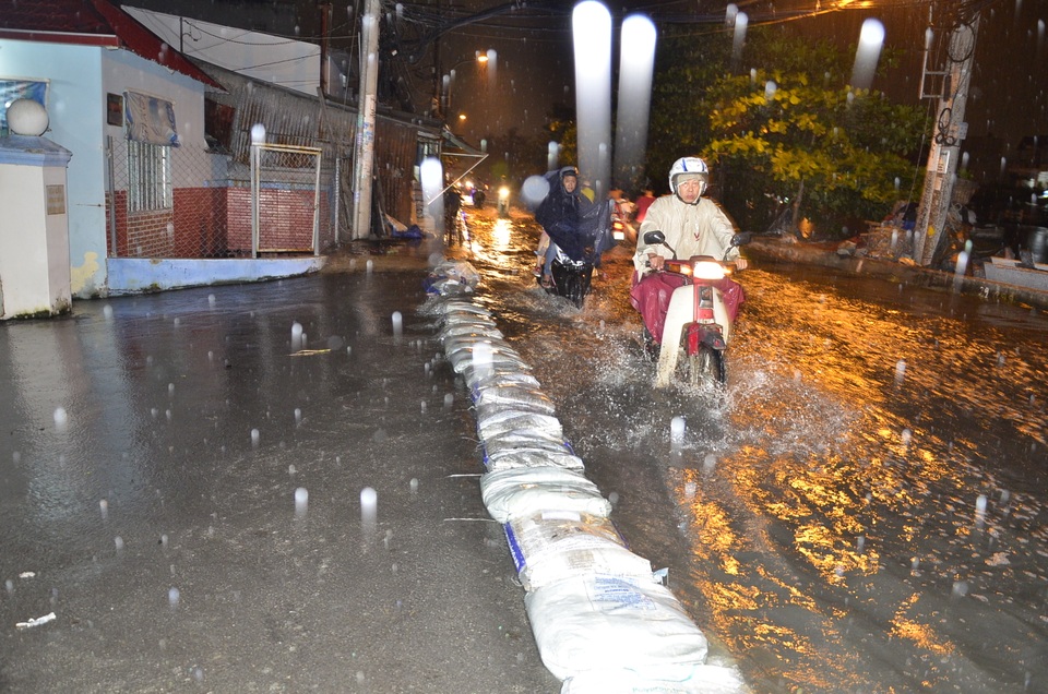 Đắp đê ngăn lũ