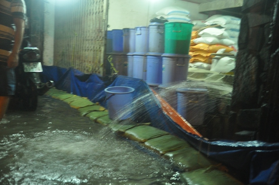 Sử dụng máy bơm để hút nước ra ngoài