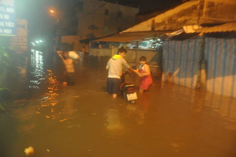 Nhiều tuyến đường bị ngập sâu hơn nửa xe máy