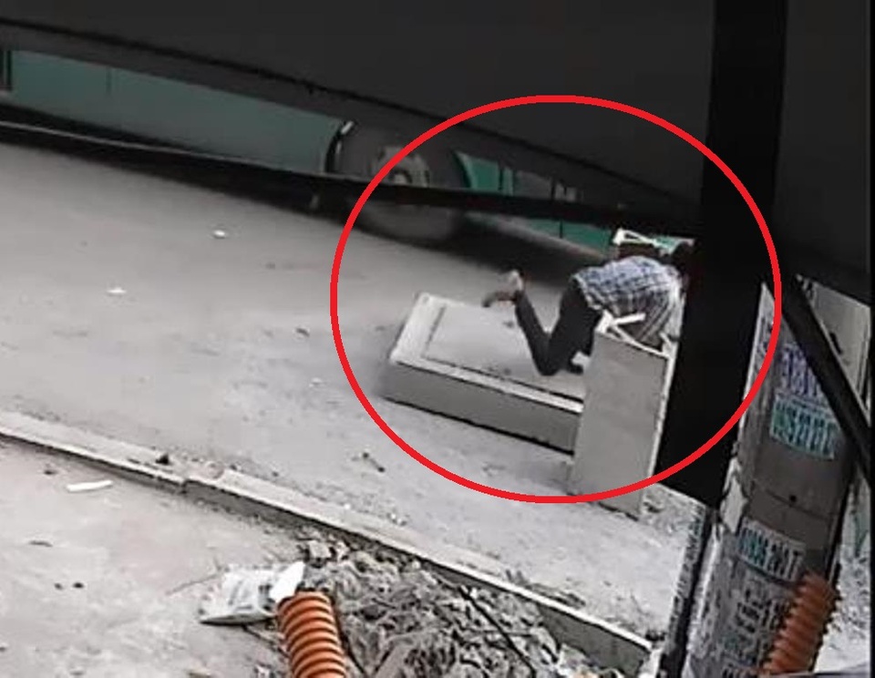 Kinh hãi những hố sâu chờ “nuốt” người trên phố - 1 Người đàn ông vấp nắp cống và té xuống hố ga tử vong (ảnh cắt từ clip)