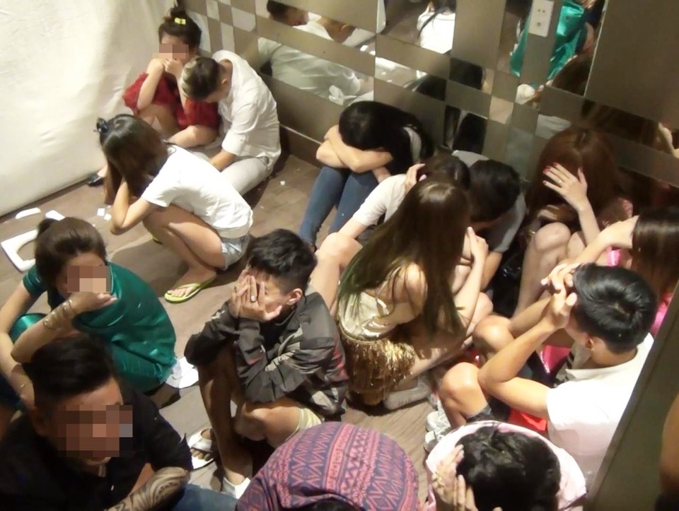 Phát hiện loại ma túy “bùa lưỡi” trong vụ đột kích khách sạn B&U - 4 Nhiều nam nữ phê ma túy trong khác sạn bị tạm giữ