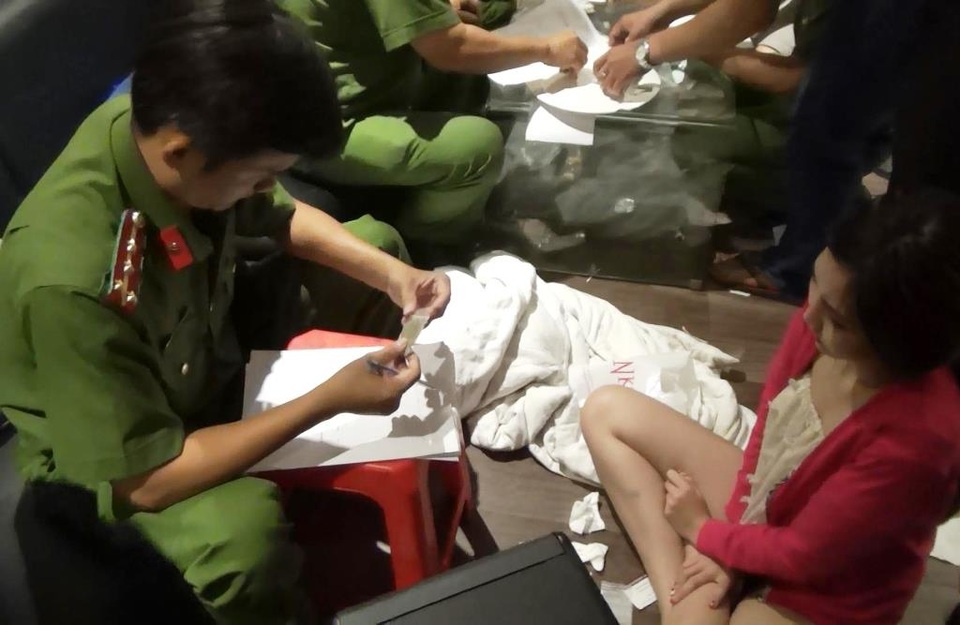 Phát hiện loại ma túy “bùa lưỡi” trong vụ đột kích khách sạn B&U - 5 Công an kiểm tra ma túy, lấy lời khai một dân chơi