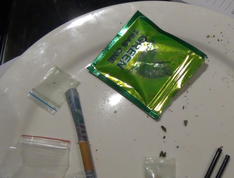 Phát hiện loại ma túy “bùa lưỡi” trong vụ đột kích khách sạn B&U - 7 Những gói nilon nghi là ma túy và cỏ Mỹ bị thu giữ