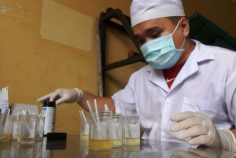 Phát hiện loại ma túy “bùa lưỡi” trong vụ đột kích khách sạn B&U - 6 Tiến hành xét nghiệm ma túy đối với những người bị đưa về trụ sở công an