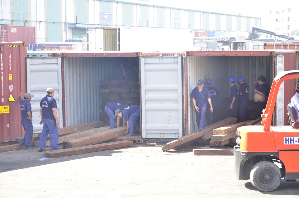 Tiến hành khui 2 container gỗ