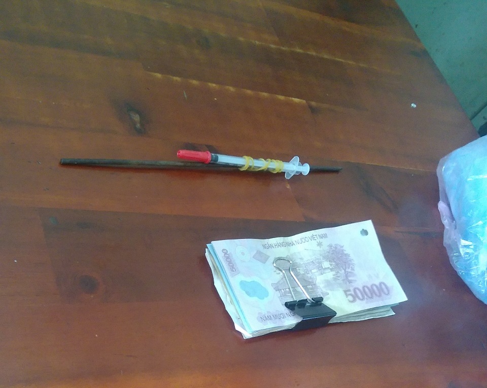 Thanh niên nghiện ma túy dùng kim tiêm trấn lột tiền của 300 tài xế trên quốc lộ - 2 Tang vật công an thu giữ
