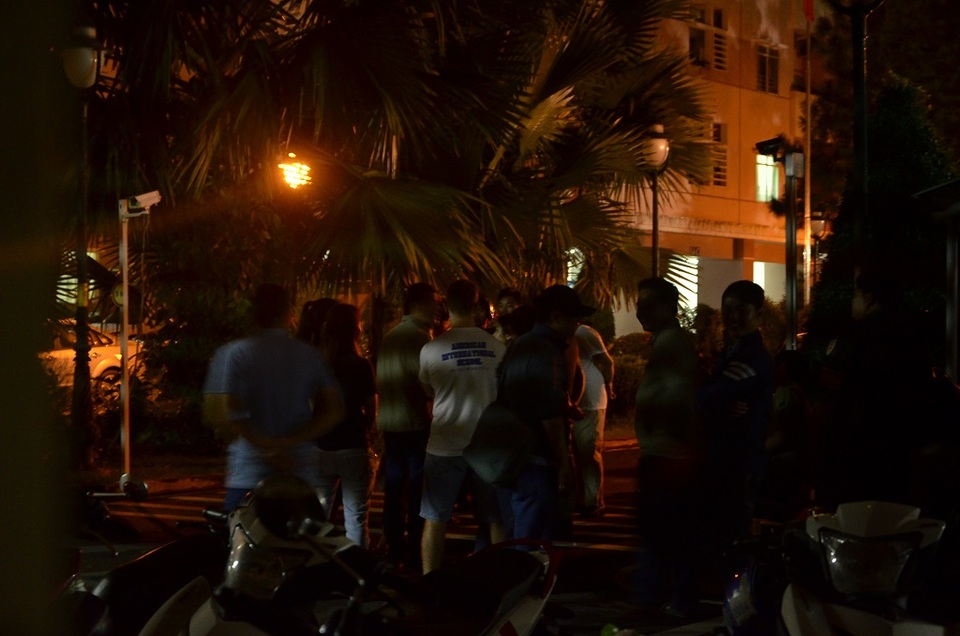 Rất đông người dân tập trung bên dưới chung cư để theo dõi vụ việc