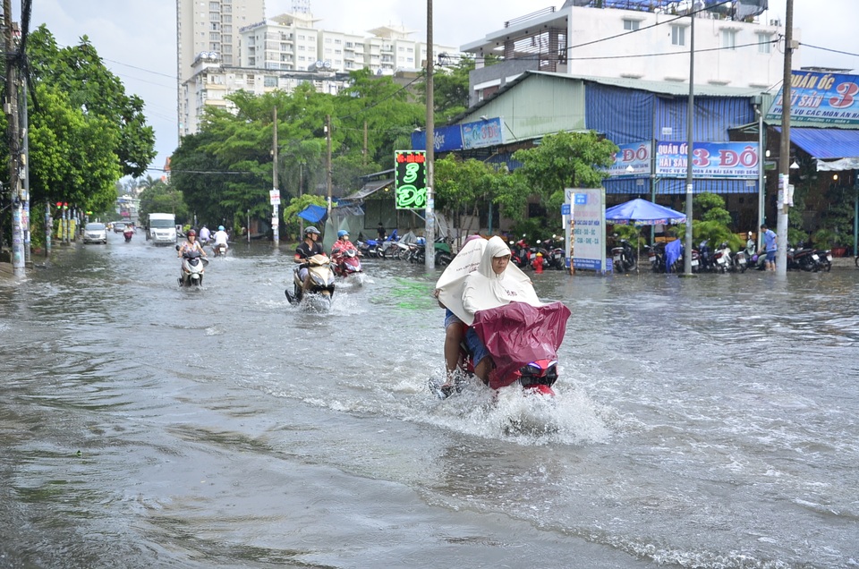 Các tuyến đường trong khu dân cư Bình Phú (quận 6) ngập lênh láng