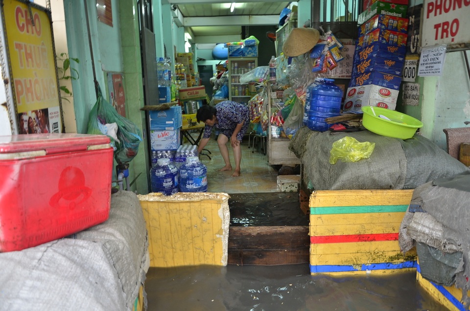 Người dân phải đắp đê phía trước để khi xe chạy qua nước không tràn vào nhà