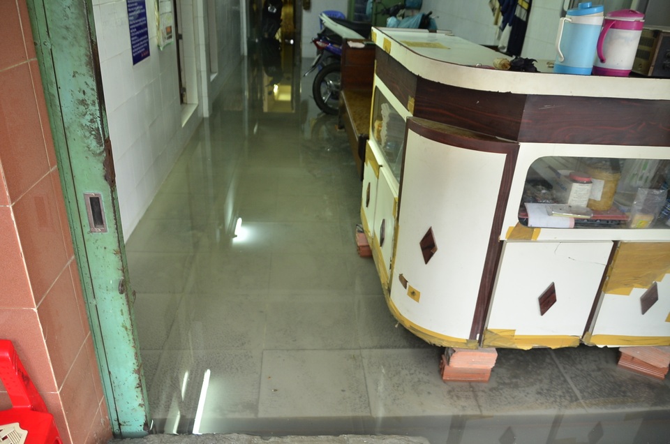 Nước tràn cả vào nhà dân 2 bên đường