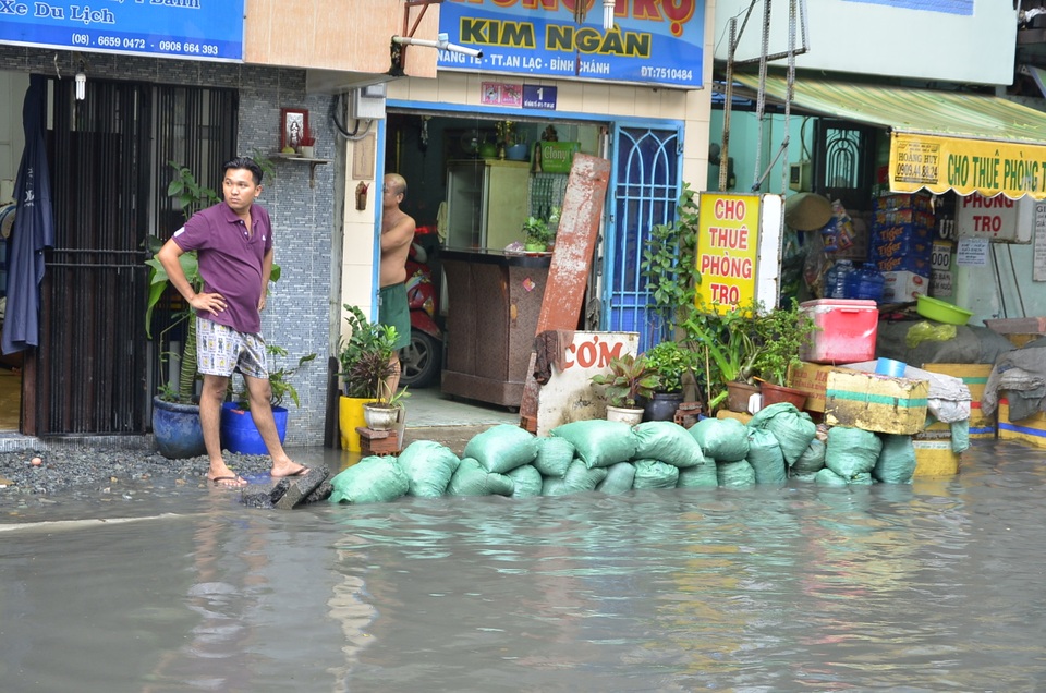 TPHCM: Đường Kinh Dương Vương nâng cao, nhà dân 2 bên ngập lênh láng - 12