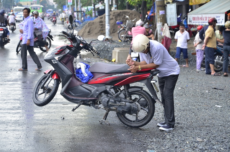 Một người dân dốc nước ra khỏi xe