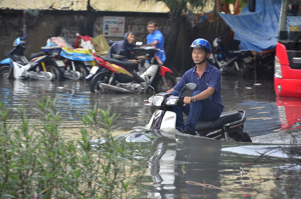 Nhiều chỗ nước ngập gần đến yên xe máy