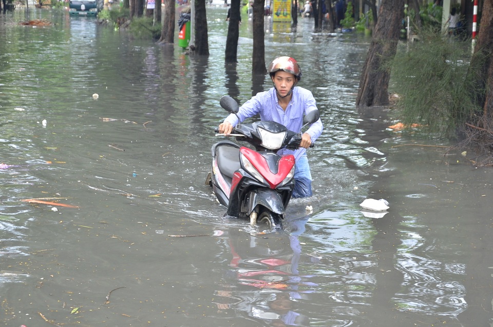 Hẻm 532 Kinh Dương Vương ngập lênh láng