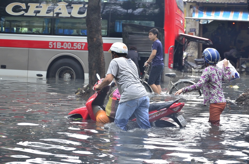 Hàng loạt xe bị chết máy khi lưu thông qua đây