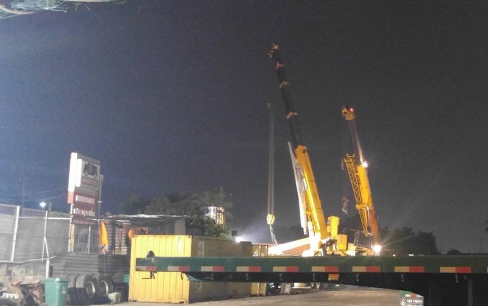 Cần cẩu đè sập nhà dân, cả gia đình thoát chết - 2 2 xe cẩu loại lớn được huy động đến để khắc phục sự cố
