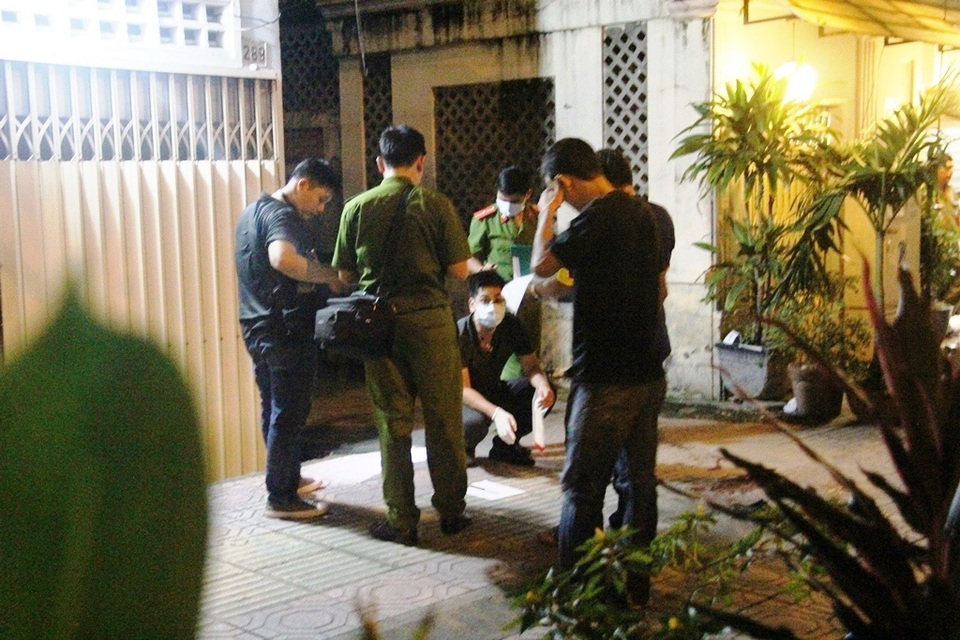 Công an phong tỏa hiện trường để khám nghiệm
