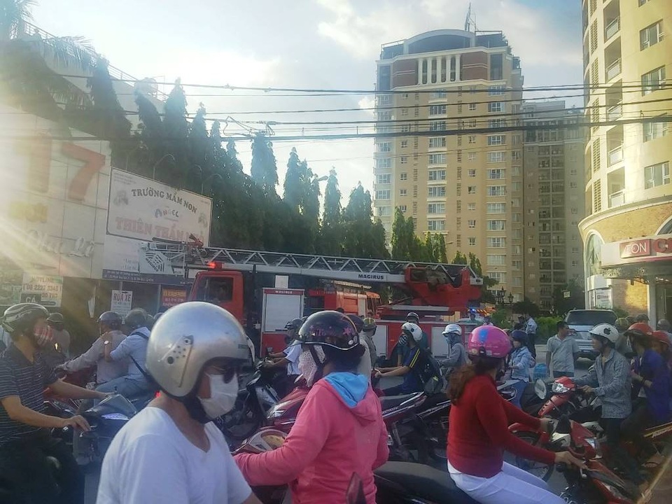 Cả chung cư hỗn loạn vì… nồi cá kho - 1 Xe thang chữa cháy được điều đến hiện trường