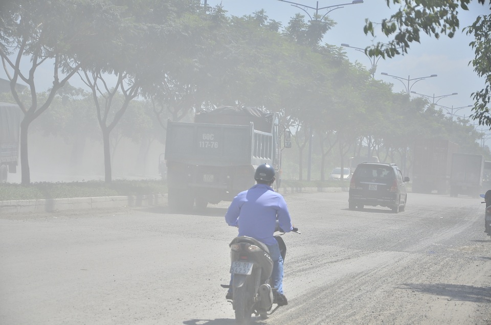 Những lúc xe lớn chạy qua là bụi bay mịt mù
