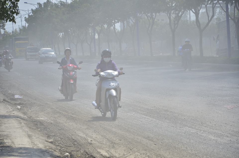  Bụi trắng xóa trên đường Trần Văn Giàu hơn 1 tháng nay​