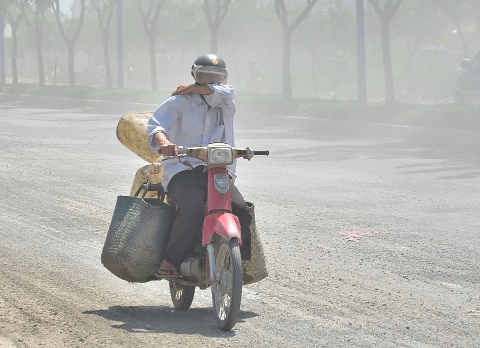 
Người dân phải nhắm mắt, bịt mũi khi lưu thông qua đây.
