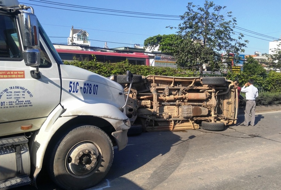 Chiếc ô tô lật ngay trước đầu container