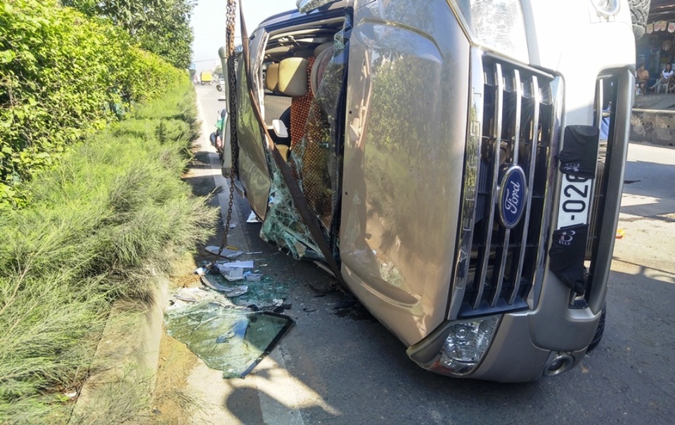 Phần kính xe vỡ nát, hư hỏng, 3 người trên xe bị thương nhẹ, bò ra ngoài