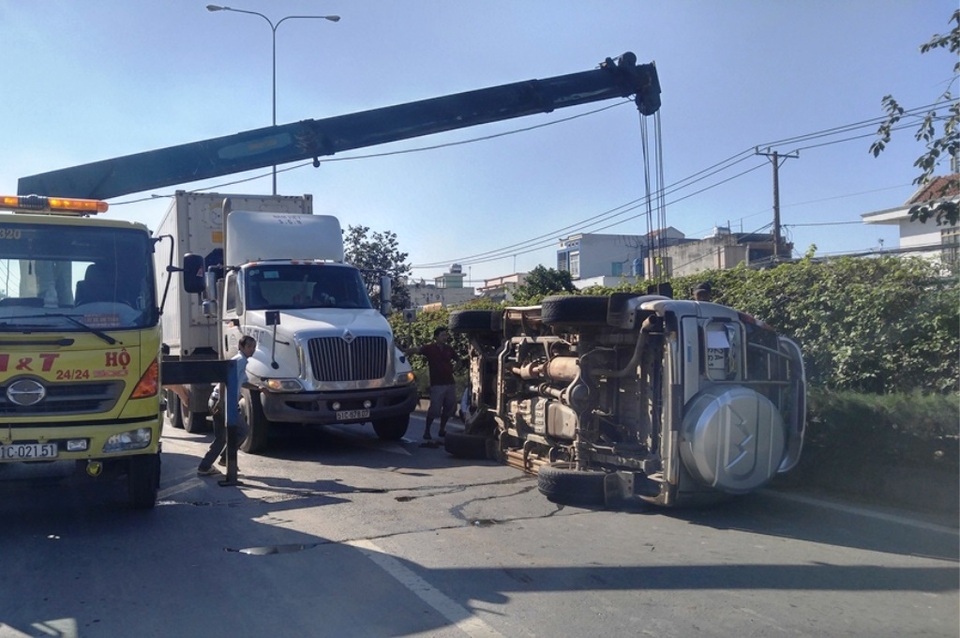 
Xe cẩu được điều đến giải phóng hiện trường.
