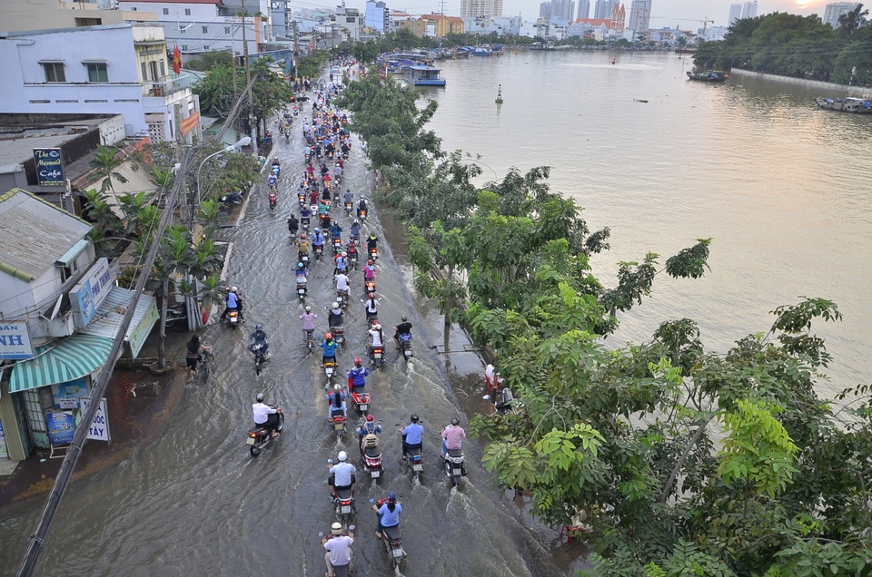 Nước ở Kênh Tẻ tràn vào gây ngập lênh láng trên đường Trần Xuân Soạn