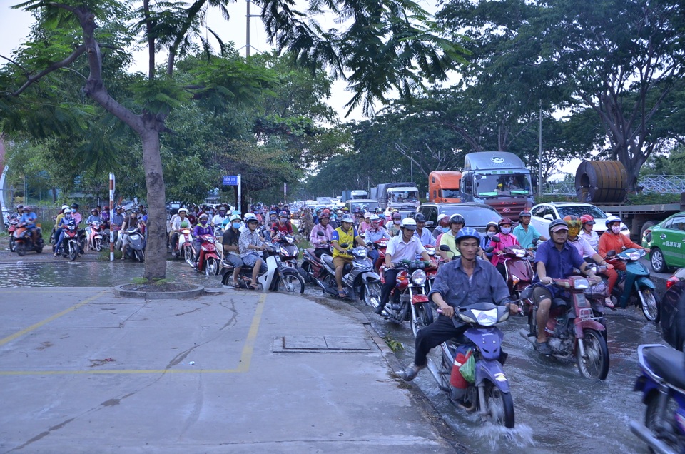 Triều cường dâng cao đúng vào giờ cao điểm khiến giao thông bị ùn ứ trên đường Nguyễn Văn Linh