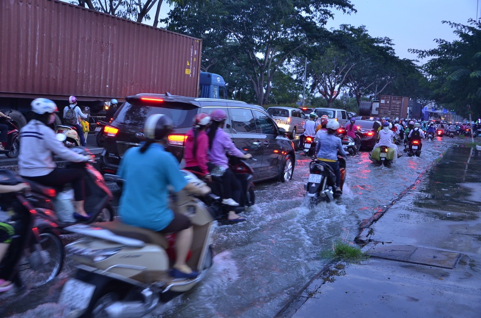 Đường Nguyễn Văn Linh cũng bị ngập trong chiều 15/11