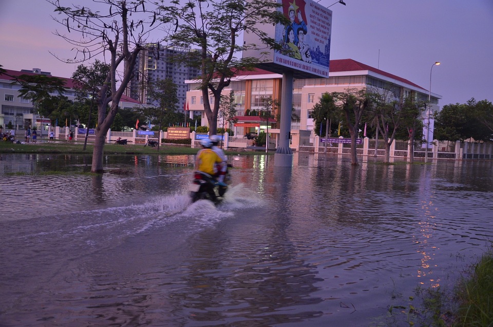 Khu dân cư trước UBND quận 7 ngập lênh láng